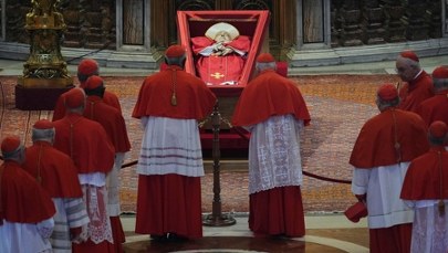 Kiedy początek konklawe? Kardynałowie wskazują tę datę