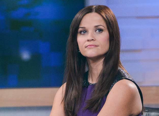 Kiedy Reese Witherspoon zmieniła kolor włosów, zadbała również o odpowienio ciemniejsze brwi /AFP
