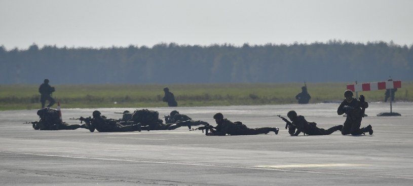 Kiedy samoloty podchodziły do lądowania, na pasie trwały jeszcze pozorowane walki /Piotr Placzkowski /East News