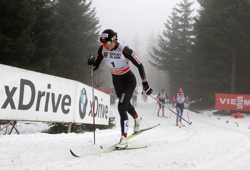 Kiedy skończy się śnieg nadal można trenować biegi narciarskie. W lecie na nartorolkach biega m.in. Justyna Kowalczyk /AFP