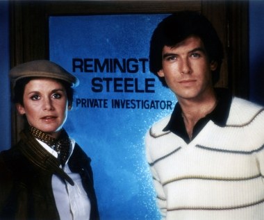 Kiedy słyszymy Pierce Brosnan, myślimy - James Bond. Ale urodzony w Irlandii aktor, który obchodzi właśnie 65. urodziny, ma na swym koncie wiele innych ról. 

Urodził się w Navan w Irlandii. Po ucieczce z domu w wieku kilkunastu lat, Brosnan występował w cyrku jako połykacz ognia. Następnie grał w teatrze, by w końcu zadebiutować na ekranie w doskonale przyjętym brytyjskim filmie gangsterskim "Długi Wielki Piątek" (1981). 

Aktor zwrócił na siebie uwagę pełną wdzięku rolą wysublimowanego, często niekompetentnego oszusta, a jednocześnie prywatnego detektywa Remingtona Steele'a w serialu sieci NBC.

Aktorskim idolem Brosnana jest Cary Grant. "Kiedy dowiedziałem się, że dostałem rolę w serialu 'Detektyw Remington Steele', zacząłem obsesyjnie oglądać filmy z jego udziałem. Próbowałem naśladować jego sposób grania" - wyznaje irlandzki aktor.