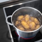 Kiedy solisz gotujące się ziemniaki? Większość z nas wybiera zły moment