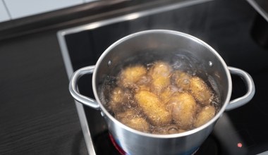 Kiedy solisz gotujące się ziemniaki? Większość z nas wybiera zły moment