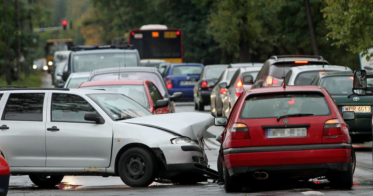 Kiedy sprawca kolizji przyznaje się do winy, wystarczy spisanie oświadczenia. Interwencja policji potrzebna jest w sytuacji, kiedy żaden z kierowców nie poczuwa się do winy /Mariusz Grzelak /East News