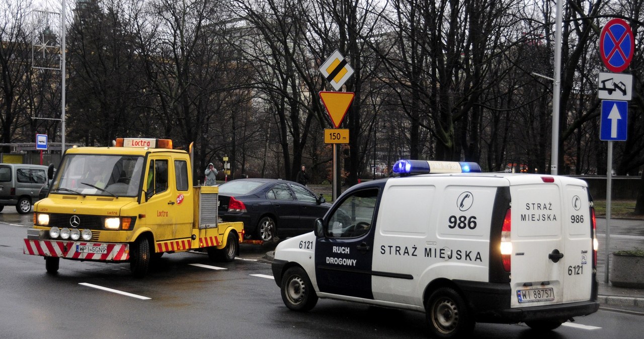 Kiedy straż miejska może odholować auto /Włodzimierz Wasyluk /Reporter