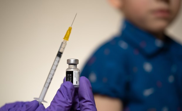 ​Kiedy szczepienia najmłodszych przeciwko Covid-19? Resort wciąż nie zamówił szczepionek