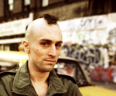 Kiedy Travis Bickle decyduje się na zabójstwo senatora Palantine'a, goli włosy, zostawiając na głowie charakterystycznego irokeza. Fryzura ta została zaproponowana reżyserowi przez aktora Victora Magnottę, który miał za sobą służbę w Wietnamie. "Powiedział: 'Jeśli w Sajgonie zobaczyłeś gościa z tak wygoloną głową, oznaczało to, że (...) jest gotowy, by kogoś zabić'" - wspominał po latach Scorsese.