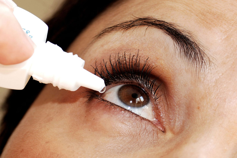 Kiedy tylko czujesz szczypanie pod powiekami użyj sztucznych łez. Preparaty te nawadniają oczy i chronią przed wysychaniem /123RF/PICSEL