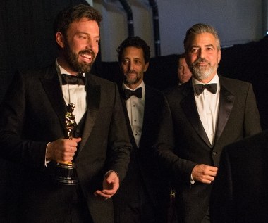 Kiedy w 2013 roku George Clooney otrzymał nominację do Oscara jako producent filmu "Operacja Argo", przeszedł do historii nagród Akademii jako pierwszy człowiek, który otrzymał nominacje w aż sześciu kategoriach.

W przeszłości rywalizował bowiem o Oscara jako aktor pierwszoplanowy ("Michael Clayton", "W chmurach" i "Spadkobiercy") aktor drugoplanowy ("Syriana"), reżyser ("Good Night, and Good Luck), autor scenariusza oryginalnego ("Good Night, and Good Luck") i autor scenariusza adaptowanego ("Idy marcowe").

Przejście do historii Clooney uczcił w najlepszym możliwym stylu - "Operacja Argo" otrzymała Oscara dla najlepszego filmu roku.