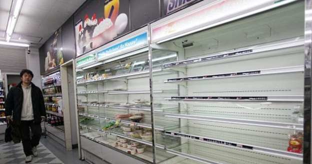 Kiedy w sklepach są braki, nie myśli się o gadżetach. Jednak poza Japonią życie toczy się  normalnie /AFP