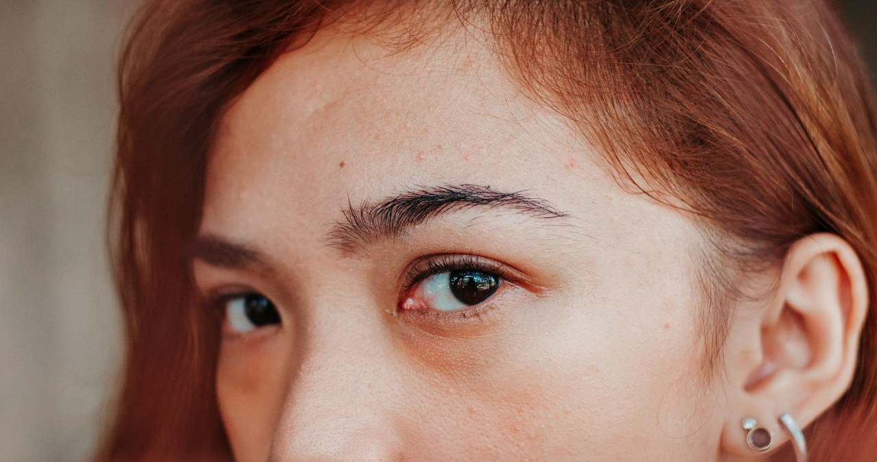 Kiedy warto wykonać zabieg henny na brwiach? /Thegiansepillo /Pexels.com