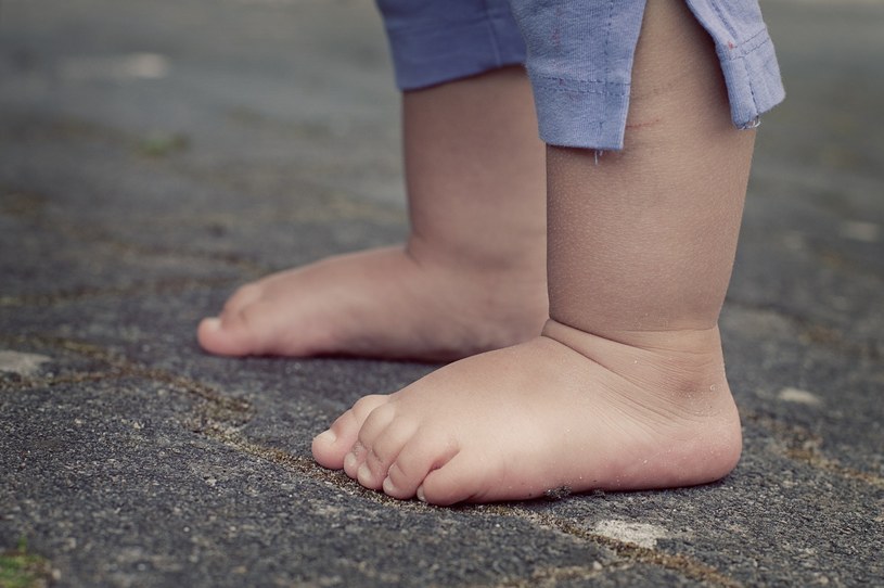 Kiedy widzimy, że dziecko idąc układa jedną stopę do środka, natomiast drugą stopę stawia prosto - jest to sygnał, że należy udać się do specjalisty /materiały prasowe