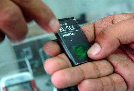 Kiedy wreszcie będziemy mieli w telefonach lepsze baterie? /AFP