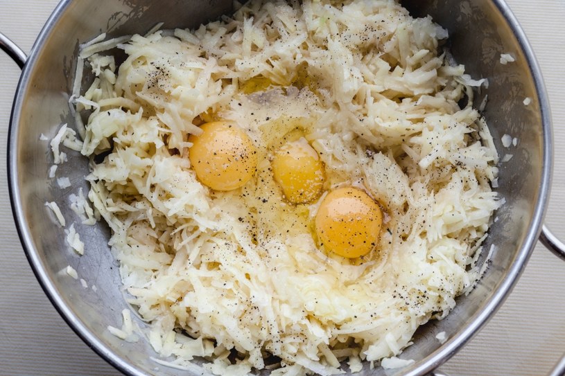 Kiedy wybierzemy dobry gatunek ziemniaków, placki obędą się bez jajka /123RF/PICSEL