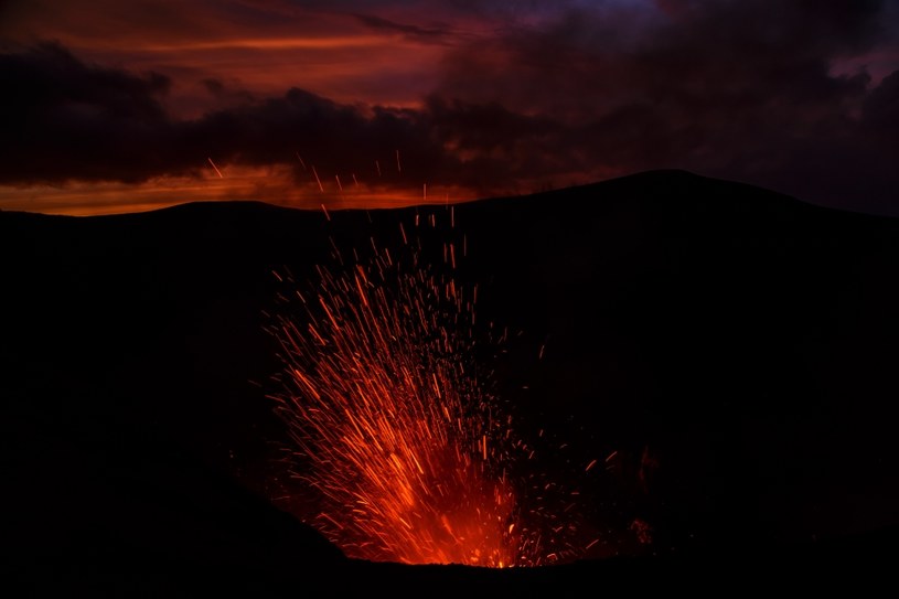 Kiedy wybucha wulkan, do atmosfery dostaje się chmura, która zatrzymuje część promieni ze Słońca /123RF/PICSEL