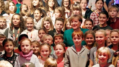 "Kiedy wypadł pani pierwszy ząb?". Nietypowa konferencja Angeli Merkel