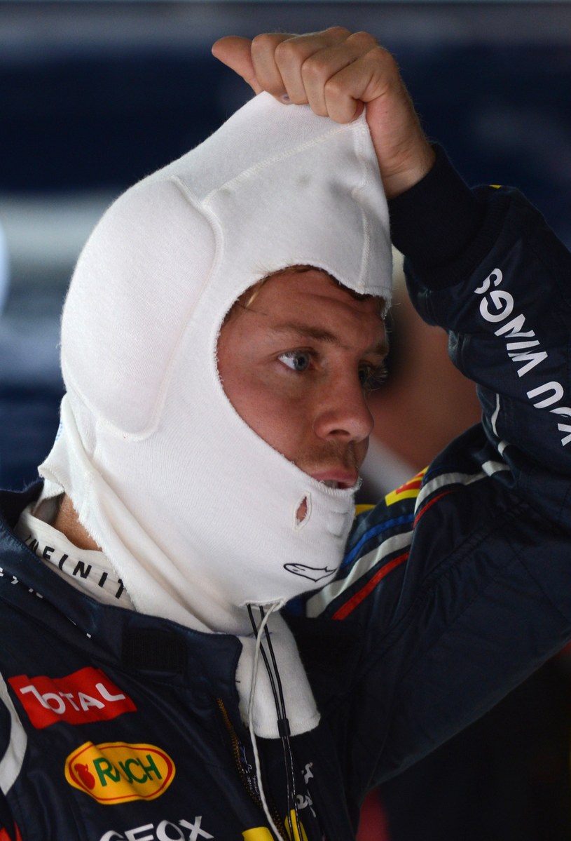 Kiedy wyprzedziłem Jensona nie widziałem dokładnie gdzie się znajduje jego bolid, więc chciałem zostawić mu trochę miejsca na torze” - tłumaczył zdarzenie Vettel /AFP