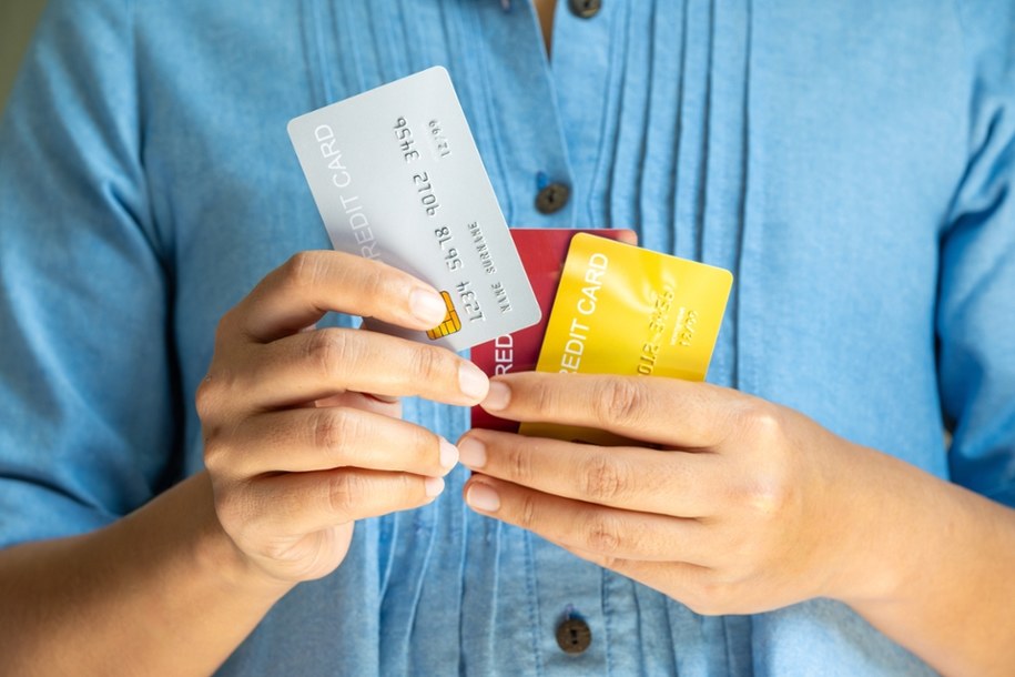 Kiedy wysłać przelew, aby dotarł na czas? /Shutterstock