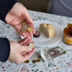 Kiedy zapuka bieda. Cięcia w kupowaniu żywności, rozrywce i wyprzedaż mienia