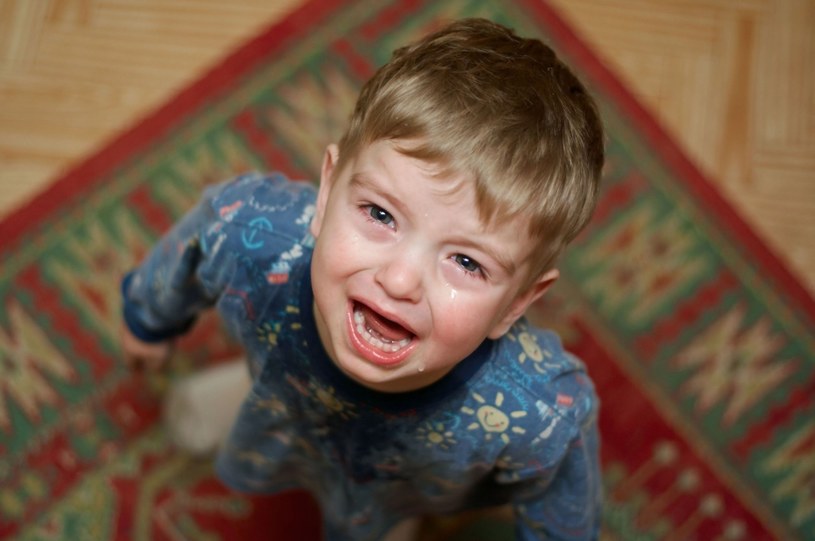 Kiedy zauważysz u dziecka nasilenie lęku przed rozstaniem - nie próbuj na siłę przełamywać jego oporu /123RF/PICSEL