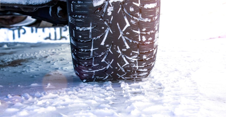 Kiedy zmienić opony na zimowe? Kluczowe znaczenie temperatury /Shutterstock