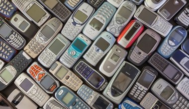 Kiedyś bateria telefonu trzymała tydzień. Za tym Polacy tęsknią najbardziej