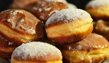 Kiedyś były słoną przekąską? Tego możesz nie wiedzieć o pączkach