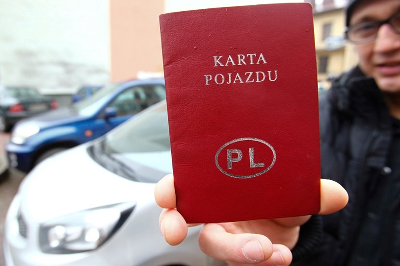 Kiedyś karta pojazdu kosztowała 500 zł. To dopiero było "złodziejstwo" /Krzysztof Lokaj / Polska Press /East News