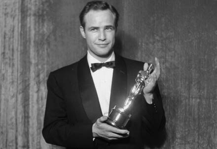 "Kiedyś popełniłem wiele głupstw" - Marlon Brando z Oscarem za rolę w "Na nabrzeżach". /Getty Images/Flash Press Media