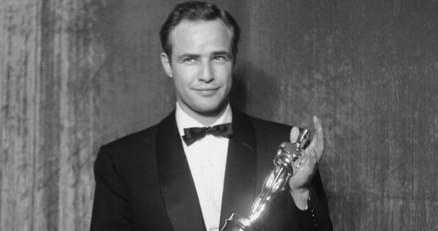 "Kiedyś popełniłem wiele głupstw" - Marlon Brando z Oscarem za rolę w "Na nabrzeżach". /Getty Images/Flash Press Media