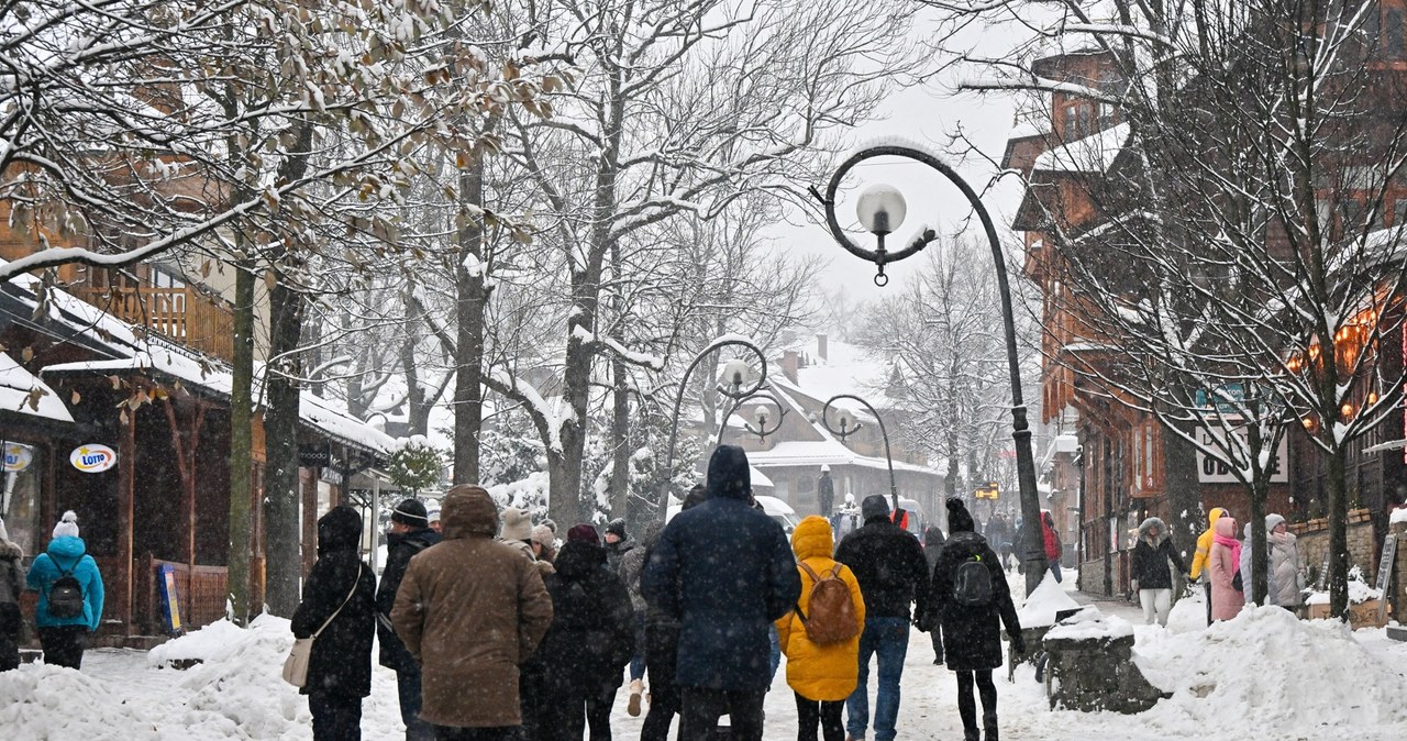 Kiedyś to górskie miasteczko było uzdrowiskiem. Dzisiaj Zakopane jest popularną miejscowością turystyczną o zanieczyszczonym powietrzu zimową porą. /East News