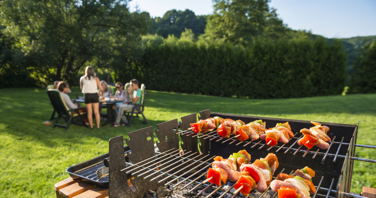 Kiełbasa, mięso wieprzowi i wołowe w wysokich temperaturach stają się rakotwórcze. Uważaj podczas grillowania /123RF/PICSEL