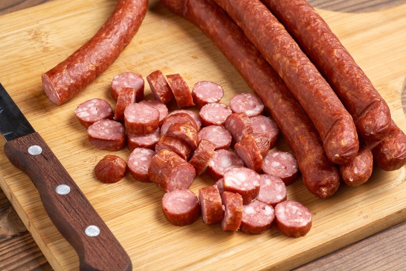Kiełbasa może zawierać wiele szkodliwych dla zdrowa substancji /123RF/PICSEL