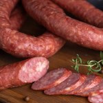 Kiełbasa rzeszowska to kultowa wędlina z czasów PRL-u. Niepowtarzalny smak zawdzięcza jednej przyprawie 