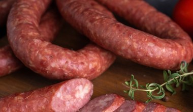 Kiełbasa rzeszowska to kultowa wędlina z czasów PRL-u. Niepowtarzalny smak zawdzięcza jednej przyprawie 