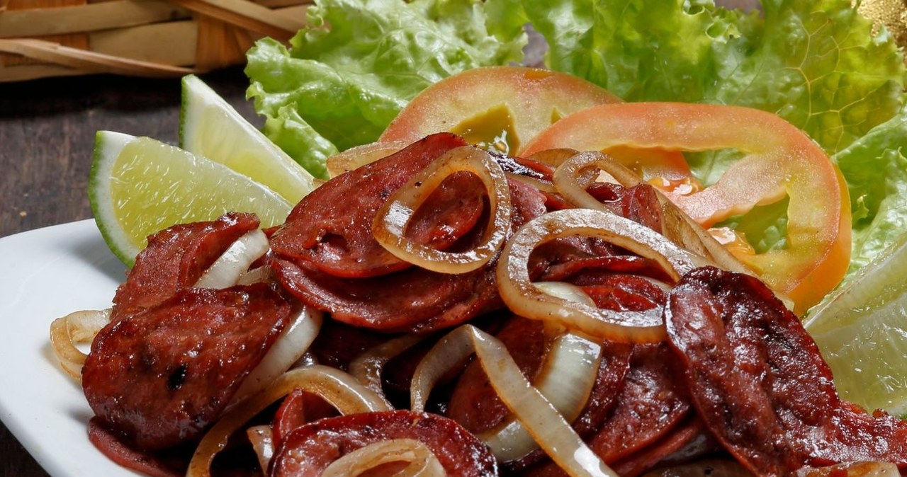 Kiełbasa smażona z cebulką. /ribeirorocha /Canva Pro
