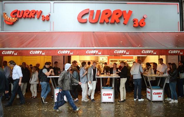 Kiełbaska z curry, do której zamawia się majonez i frytki, ma być obłożona 7-procentowym podatkiem /AFP