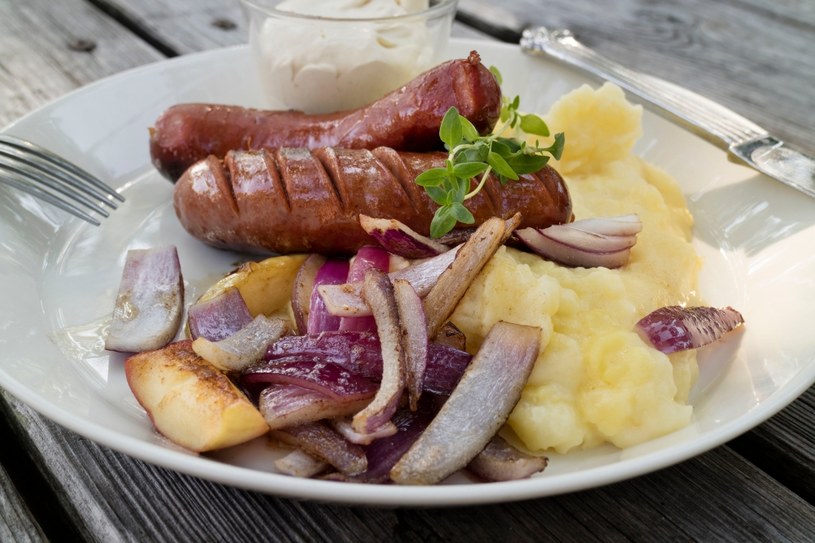 Kiełbaski z ziemniakami /123RF/PICSEL