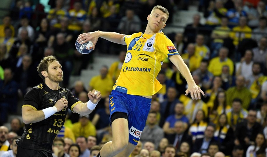 Kielce, 29 lutego 2020. Zawodnik PGE Kielce Władysław Kulesz (po prawej) i Steffen Weinhold z THW Kiel podczas meczu grupy B Ligi Mistrzów piłkarzy ręcznych / 	Piotr Polak    /PAP