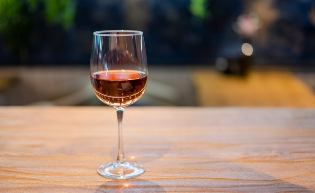 Kieliszek wina może chronić przed koronawirusem 