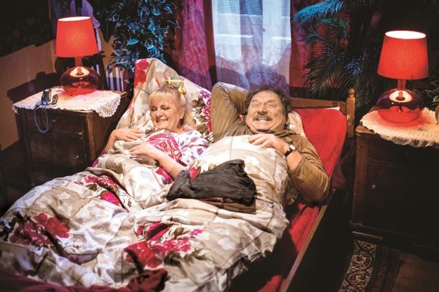 Świat według Kiepskich - Stan wyjątkowy Kiepscy (Marzena Kipiel-Sztuka i Andrzej Grabowski) raz się śmieją, raz kłócą, ale nigdy się ze sobą nie nudzą. /Mat. Prasowe