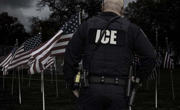 "Kiepski, amerykański film". ICE zatrzymało 86-letnią Francuzkę