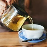 Kiepskie towarzystwo dla zielonej herbaty. Z czym jej nie łączyć?