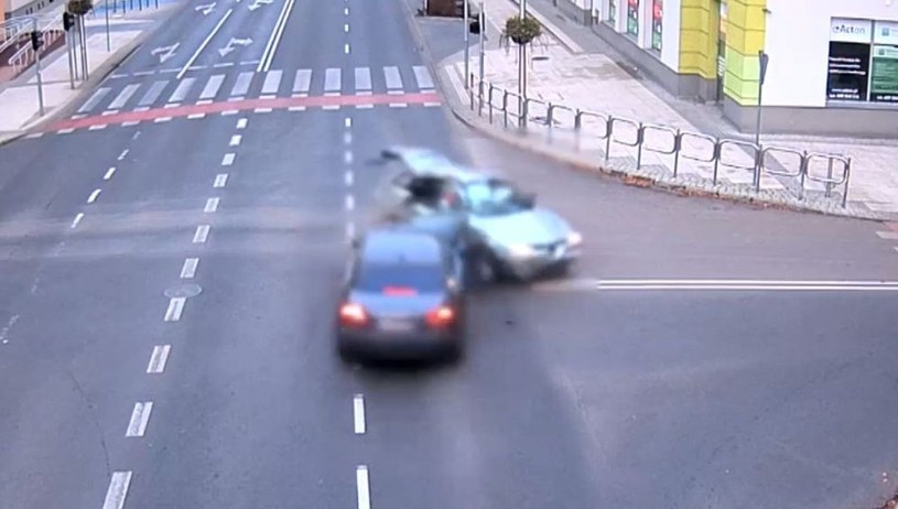 Kierowca Alfy Romeo zignorował czerwone światło doprowadzając do kolizji z Audi A8. /Policja