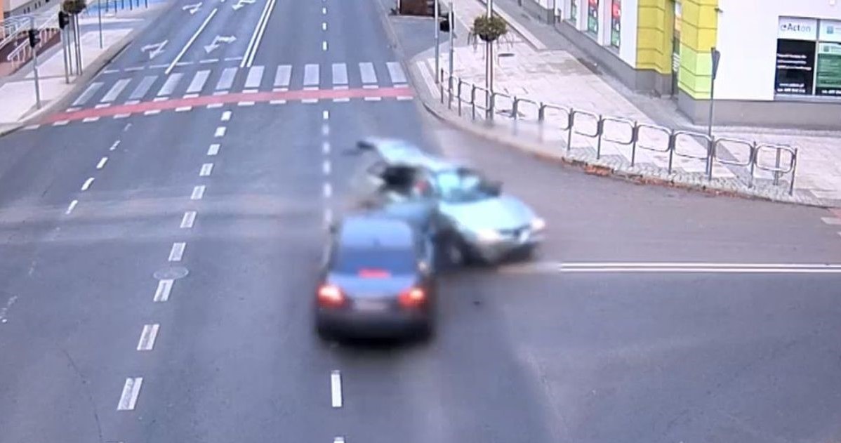 Kierowca Alfy Romeo zignorował czerwone światło doprowadzając do kolizji z Audi A8. /Policja