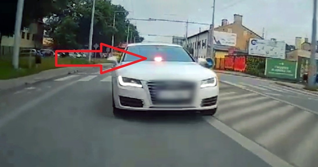 Kierowca Audi A7 udawał radiowóz, teraz stanie przed sądem /Policja