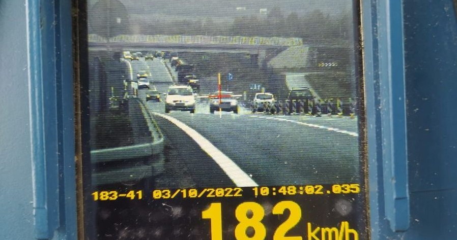 Kierowca Audi jechał 182 km/h w miejscu, gdzie obowiązywało ograniczenie do 80 km/h /Policja