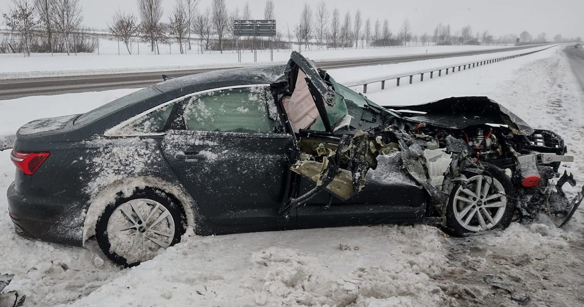 Kierowca Audi stracił panowanie nad samochodem i zderzył się z wyprzedzaną ciężarówką /Policja