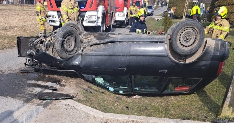 Kierowca Audi uciekł z miejsca zdarzenia. W aucie pozostawił dwoje pasażerów. /Policja Podkarpacka /