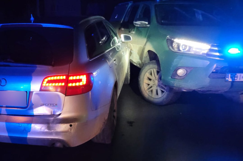 Kierowca Audi został zatrzymany dopiero po tym, jak na blokadzie uderzył w radiowóz straży granicznej /